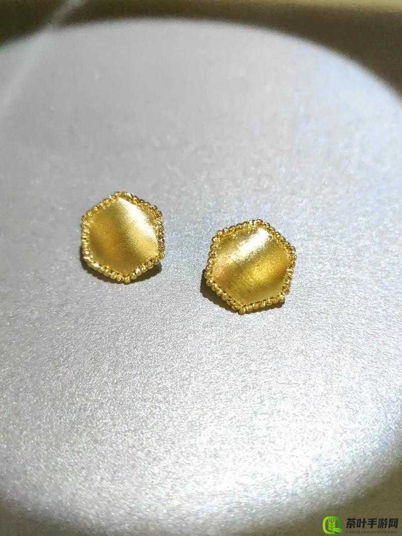 绝色时尚：18k 金打造的璀璨光芒